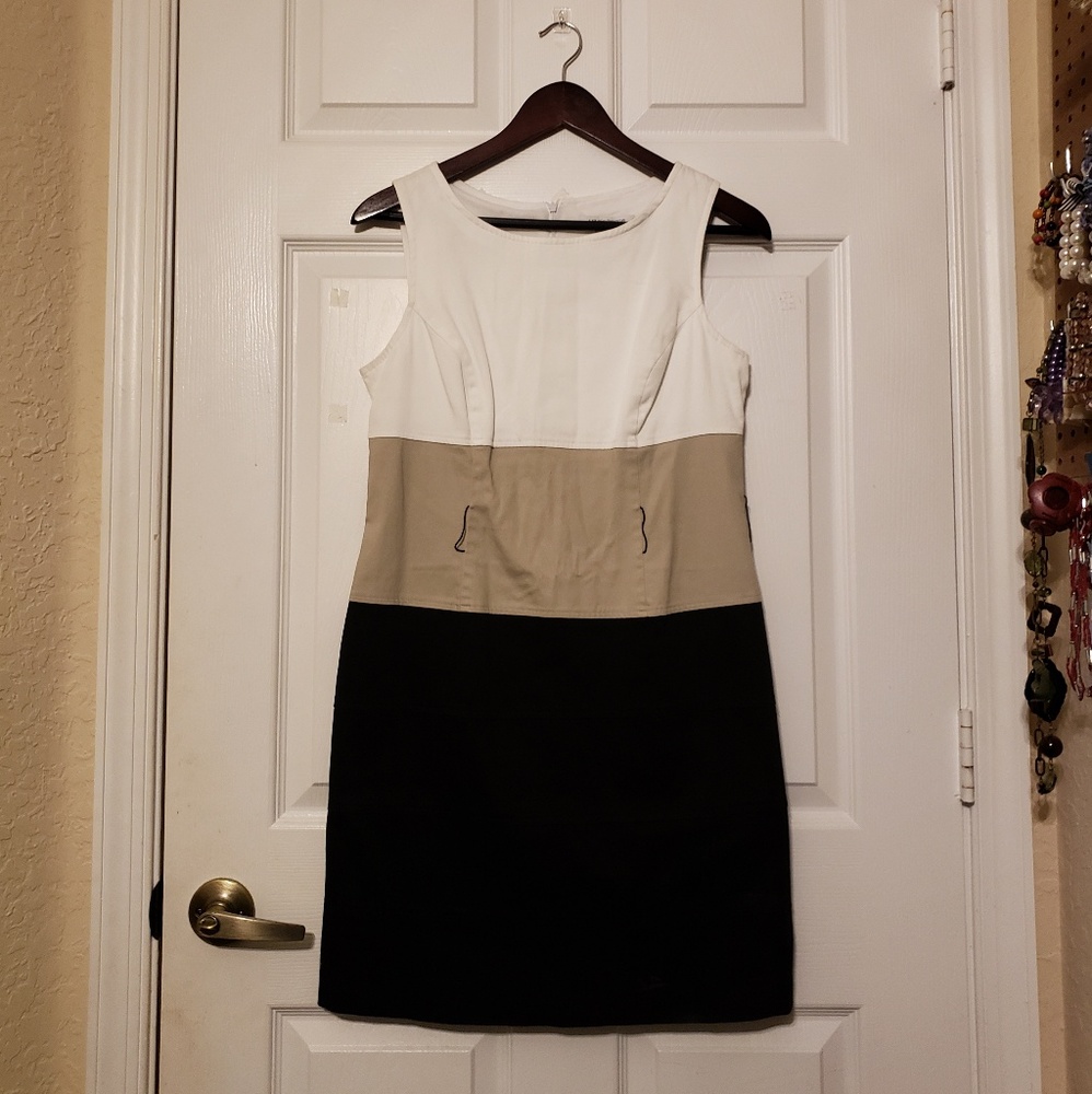 Petite Simple color block dress in taupe
